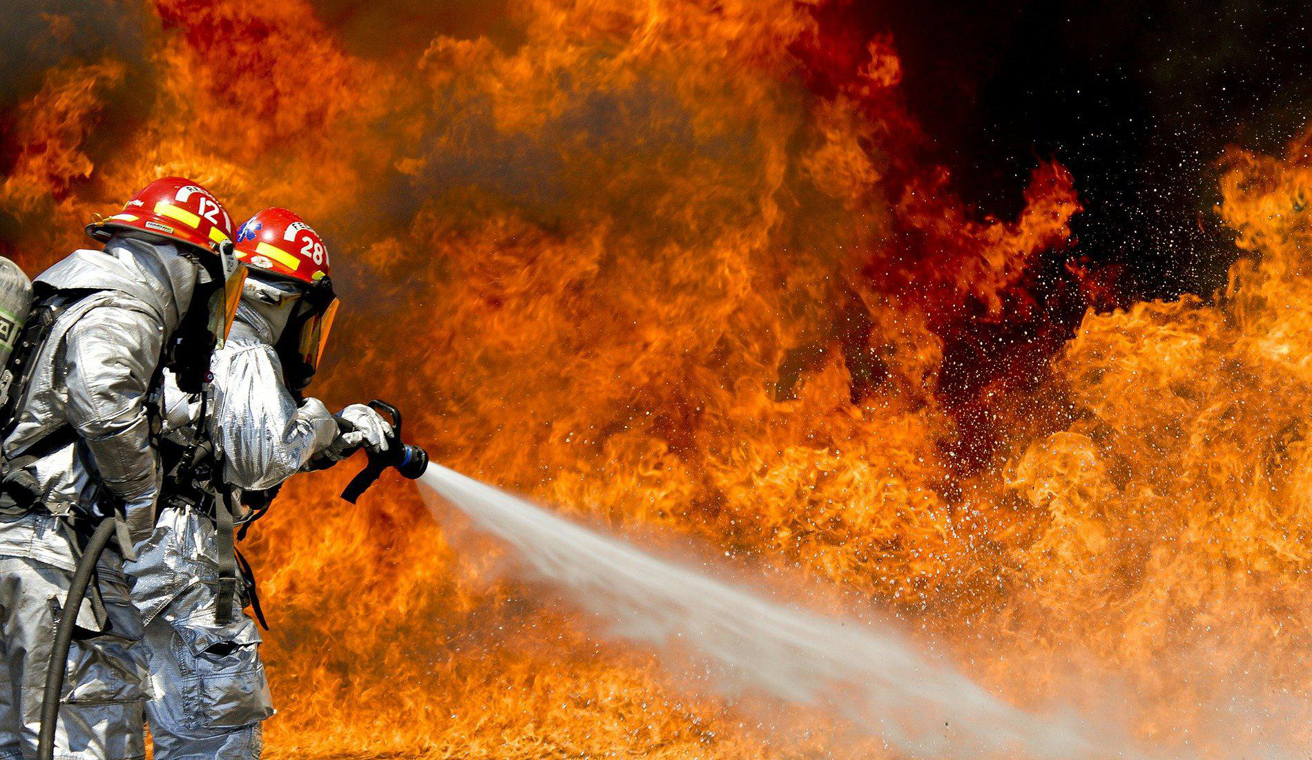 firefighters-115800_1920.jpg